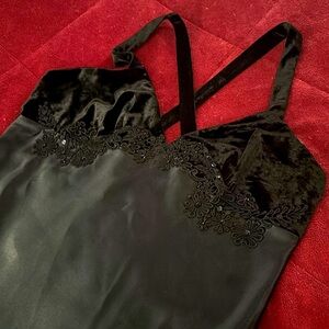 Beautiful vintage nightgown velvet lace n satin
